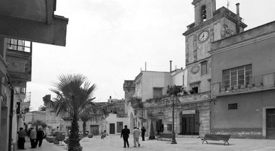 una veduta di piazza municipio